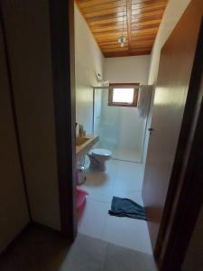 La salle de bains est pourvue de toilettes et d'un lavabo. dans l'établissement Chácara Igaratá Pé na Água Recanto Sol & Ariluma, à Igaratá