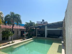 una piscina frente a una casa en Casa Torices Real 12, en Cartagena de Indias