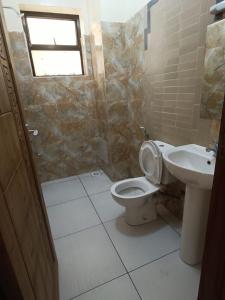 Vonios kambarys apgyvendinimo įstaigoje 3RD Ave. Beach Apartment Nyali, Mombasa, North Coast
