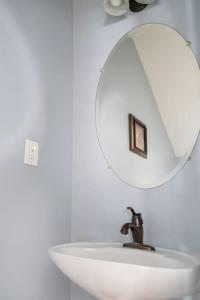 ein Bad mit einem Waschbecken und einem Spiegel in der Unterkunft Private room and bathroom in Charleston, SC in Charleston