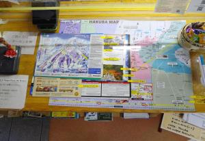 eine Karte der hanazonazon-Karte an einer Wand in der Unterkunft Hakuba Ski-Kan in Hakuba