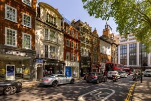 a city street with cars parked on the street at London Is Yours - 2 Bedroom in Kensington in London