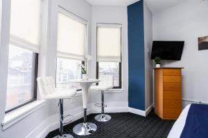 Heart of South End, Convenient, Comfy Studio #42的电视和/或娱乐中心