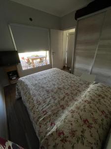 een slaapkamer met een bed met een bloemenbed bij ORIGEN 