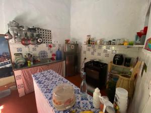 uma pequena cozinha com mesa e bancada em Yorukàsa em São Luís