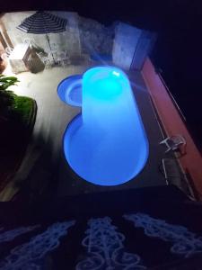 2 bañeras azules en una sala de estar con aperitivos en Castelinho do Felix Guarujá Pernambuco en Guarujá