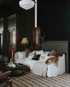 WaratahにあるThe Post Office Waratah - Luxury Wilderness Escapeの白いソファとテーブルのあるリビングルーム