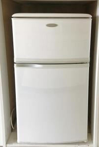 een witte koelkast met vriesvak in een kamer bij Best Room In Kawagoe 11 in Kawagoe