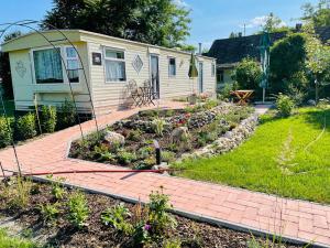 una casa pequeña con jardín en el patio en Hídláb Mobil Apartman, en Kimle