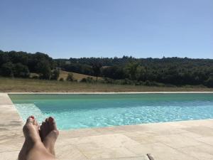 Bazén v ubytovaní Maison de campagne avec piscine, tennis privé et WIFI - FR-1-653-10 alebo v jeho blízkosti