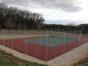 Tenis alebo squash v ubytovaní Maison de campagne avec piscine, tennis privé et WIFI - FR-1-653-10 alebo jeho okolí