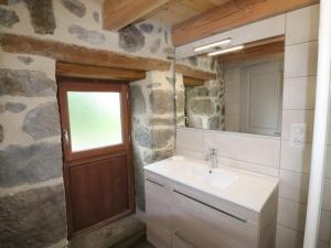 Gîte Saint-Jacques-des-Blats, 3 pièces, 4 personnes - FR-1-742-360 tesisinde bir banyo