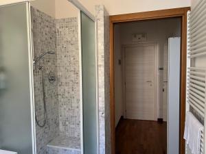 ボローニャにあるCasa Francia Alidosiのバスルーム(ウォークインシャワー、ガラスドア付) +18枚の写真