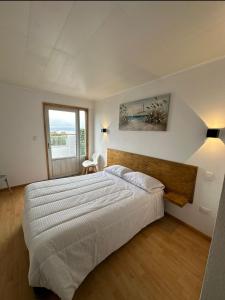 a bedroom with a large bed and a window at Habitacion Nofal 2 - Pleno CENTRO in Los Vilos