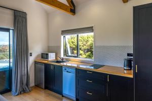 Dapur atau dapur kecil di The Guest House at Te Whau Retreat