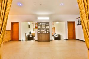 un soggiorno a pianta aperta con divani e sedie di Mystique stay resort a Kotagiri