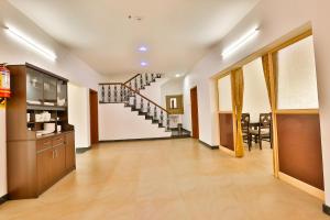 un corridoio con una scala in una casa di Mystique stay resort a Kotagiri