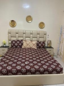 a bedroom with a large bed with a large headboard at Appartement spacieux a ngor et a proximité des almadies in Ngor
