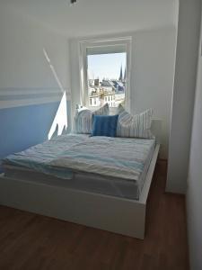 ein kleines Bett in einem Zimmer mit Fenster in der Unterkunft The View 33 in Wien