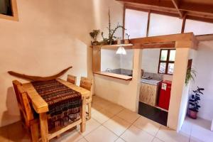 a dining room with a table and a kitchen at Espacio Borde Rio, Casa Pisqu in Vicuña