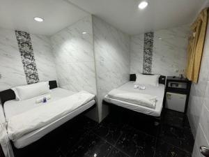 Un pat sau paturi într-o cameră la Om Guest House