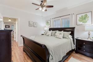 - une chambre avec un lit et un ventilateur de plafond dans l'établissement Luxury 3BR Lake Morton Bungalow Walk to Downtown!, à Lakeland