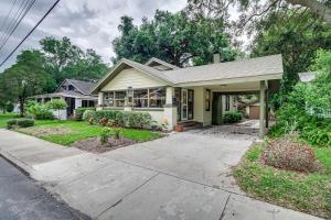 une maison avec une allée en face de celle-ci dans l'établissement Luxury 3BR Lake Morton Bungalow Walk to Downtown!, à Lakeland