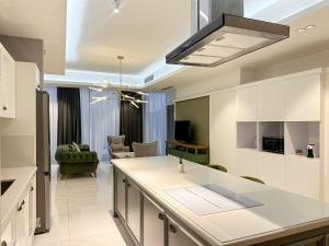 uma cozinha em plano aberto e sala de estar com uma grande ilha em King David Residence Tbilisi - 2 Bedroom Luxury Apartment em Tbilisi