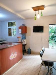 cocina con encimera y mesa en una habitación en Casa de campo en reserva ecológica, en San Martín Zapotitlán