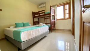 ein Schlafzimmer mit einem Bett und einem Etagenbett in der Unterkunft Apartamento de PATTY in Puerto López