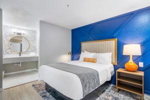 ein Schlafzimmer mit einem großen Bett mit blauer Wand in der Unterkunft Chic Condo Retreat in Central Buckhead Atlanta in Atlanta