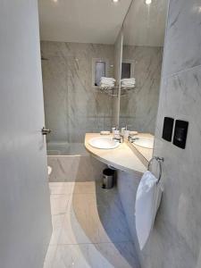 Baño con 2 lavabos y espejo en Hermoso apartamento en el corazón de Palermo - Cerca de todo en Buenos Aires