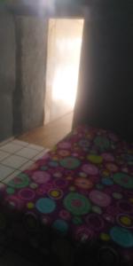 - une chambre avec un lit et un tapis au sol dans l'établissement La Guarida, à Rancho de la Cruz