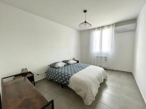 A bed or beds in a room at Appart Cosy sur Salon de Provence