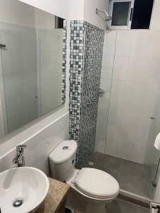a bathroom with a toilet and a sink at Apto con tres aires en villa campestre Barranquilla in Barranquilla +14 photos