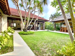 Κήπος έξω από το An Amazing 6BDR Private Family Villa with Pool