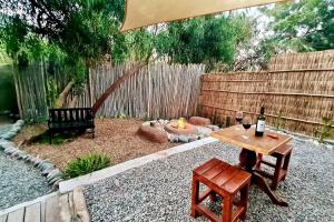 a backyard with a table and a fire pit at Borde rio, Eco-Cabaña Jararankhu in Vicuña