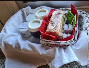 a basket with bread and other items on a table at Punto Maschwitz Alquileres - Monoambiente in Ingeniero Maschwitz