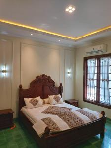 1 dormitorio con 1 cama grande con sábanas y almohadas blancas en Guesthouse Syariah Griya Truntum en Lawean