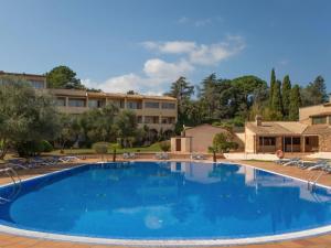 una grande piscina blu in un resort di Casa Santa Cristina d'Aro, 3 dormitorios, 6 personas - ES-209-17 a Santa Cristina d'Aro