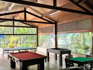 Cette chambre dispose de 4 tables de ping-pong. dans l'établissement Amarilis Flat Maravilhoso - com serviço de hotelaria, sauna e piscinas climatizadas, à Riviera de São Lourenço