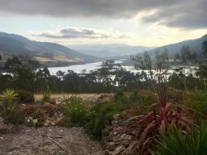 uma vista para um lago com montanhas ao fundo em Derwent Mist Villas (Acacia Villa) 