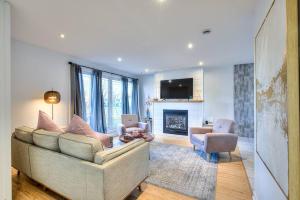 un soggiorno con divano e camino di Style & Comforts by Montreal - New - 3BR Bungalow a Candiac