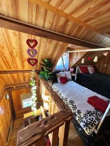 eine Draufsicht auf einen Raum in einem Baumhaus in der Unterkunft 1 B1B lake cabin/walk to lake/Boulder bay park in Big Bear Lake + 49 Fotos