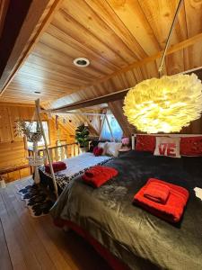 ein Schlafzimmer mit einem Bett in einem Zelt in der Unterkunft 1 B1B lake cabin/walk to lake/Boulder bay park in Big Bear Lake