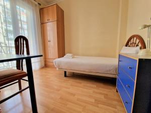מיטה או מיטות בחדר ב-Reina Cristina, 3 dormitorios individuales en Atocha-Retiro