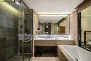 La salle de bains est pourvue d'une baignoire, d'un lavabo et d'une douche. dans l'établissement Crowne Plaza Foshan, an IHG Hotel - Exclusive bus stations for HKSAR round-trips, à Foshan