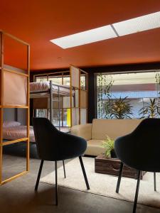 波哥大的住宿－Hostel Cowork en Chapinero，一间带双层床和沙发的客厅