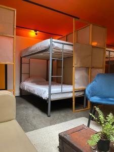 Cette chambre comprend 2 lits superposés et une chaise. dans l'établissement Hostel Cowork en Chapinero, à Bogotá