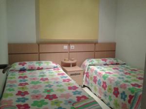 um quarto com duas camas num quarto em Costa Azahar Apartments Beach em Oropesa del Mar